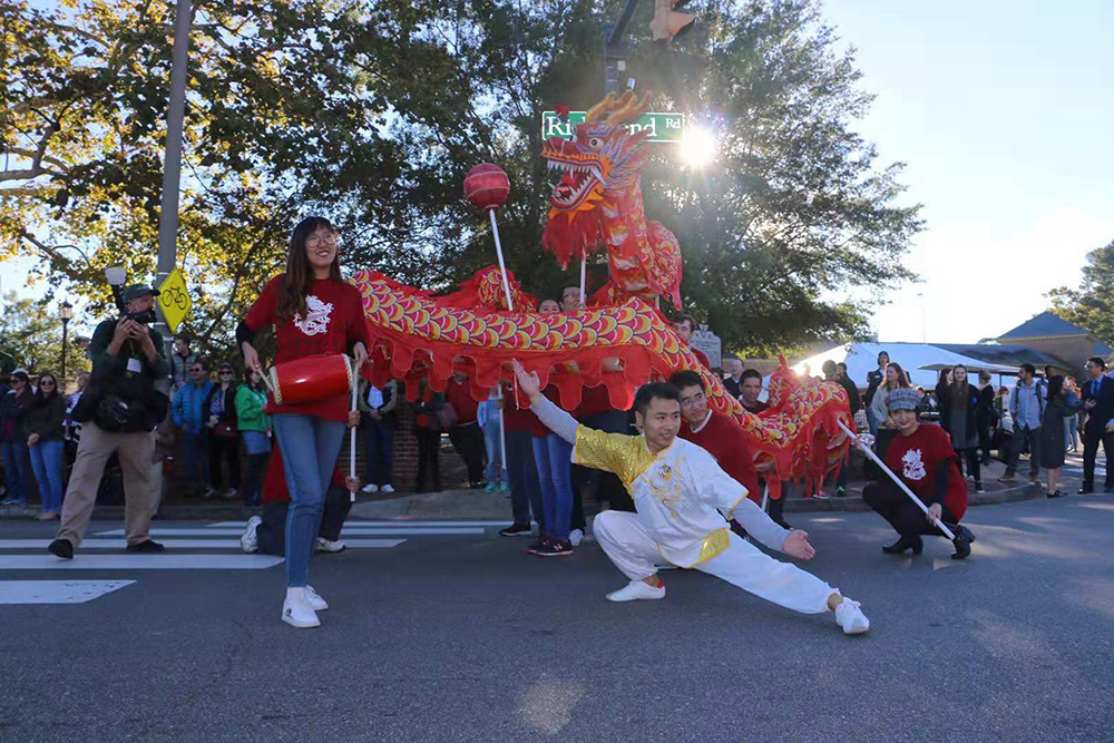 图4 舞龙团队表演合影