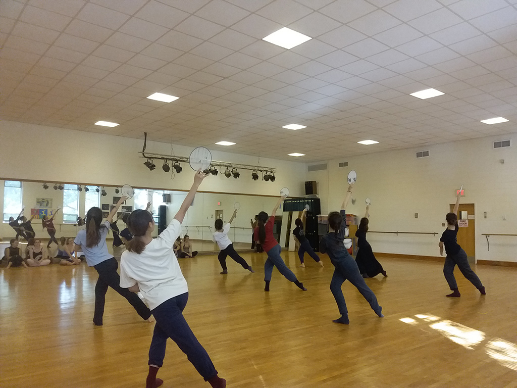 北师大舞蹈系为威玛师生做中国团扇工作坊