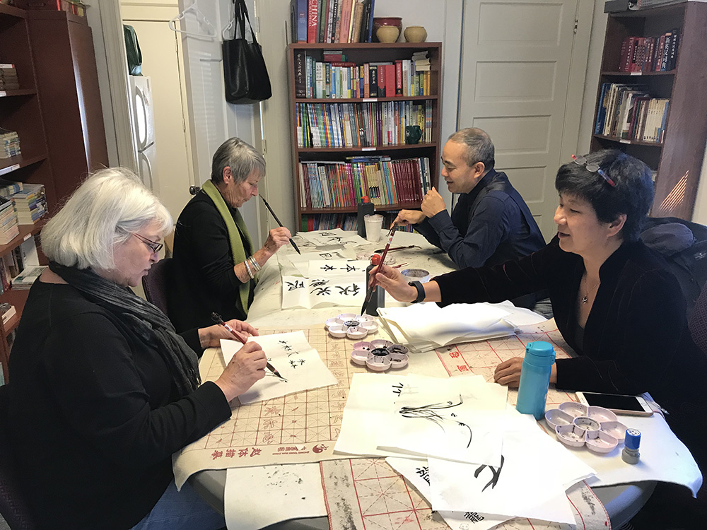 图5 当地社区居民学习写自己的中文名字