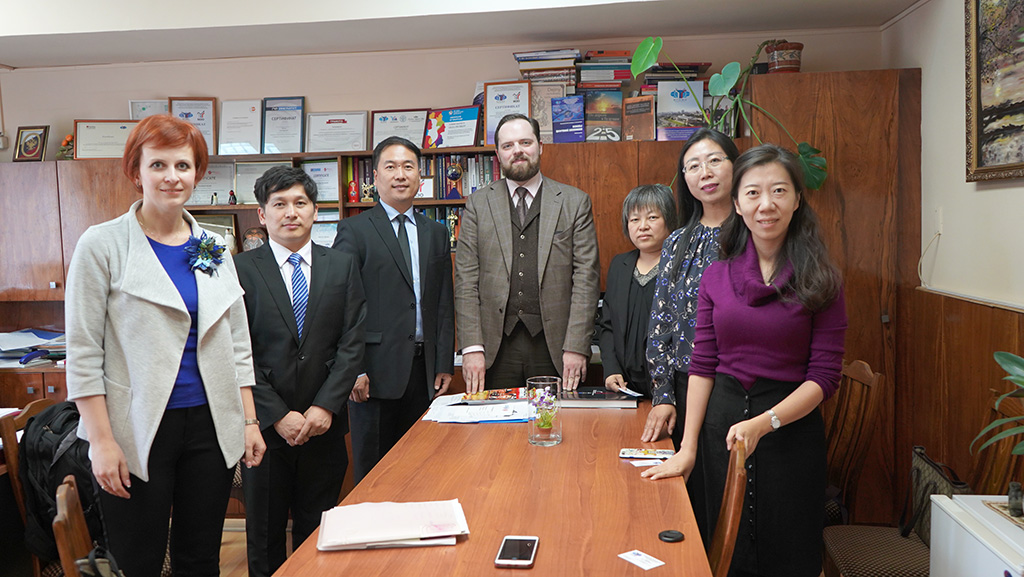 03 与莫斯科国际关系学院下属的国际经济学院院长Oleg教授会谈