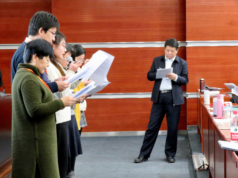 图7-与会教师分享小组讨论结果