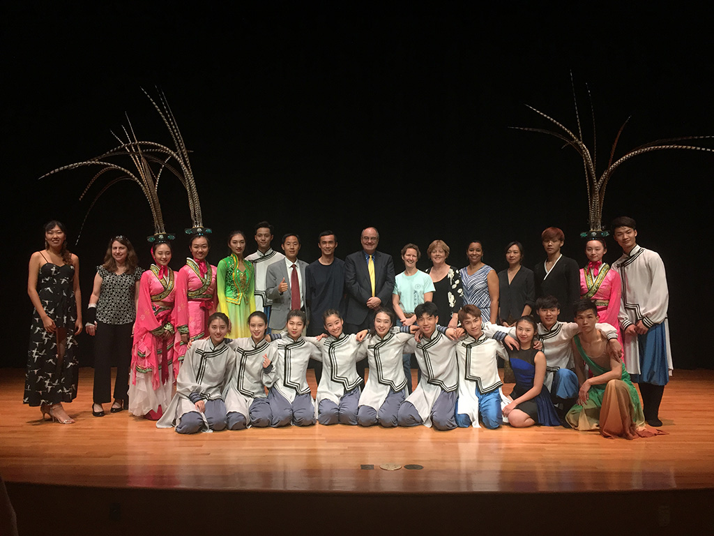 演出结束演职人员合影留念