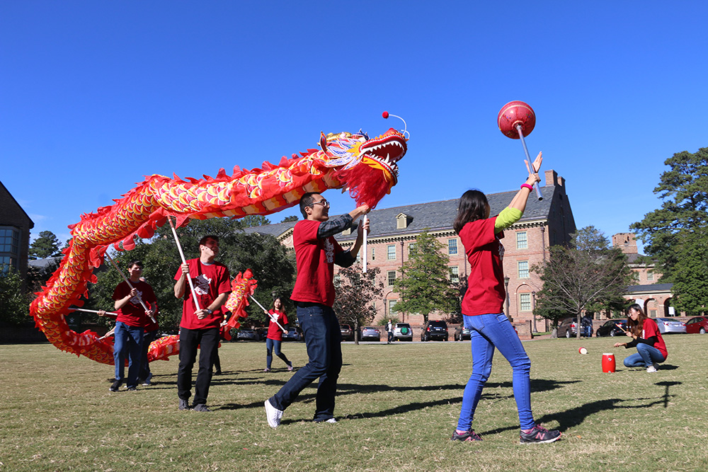 图2 舞龙团队进行准备和练习