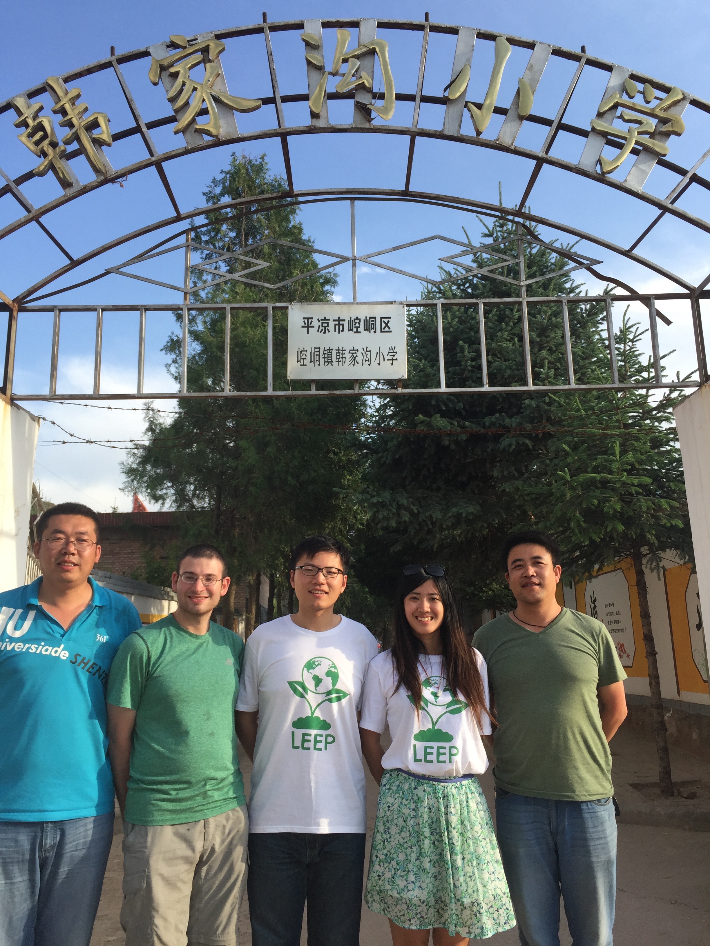 图二 Zach甘肃一行与小学校长合影