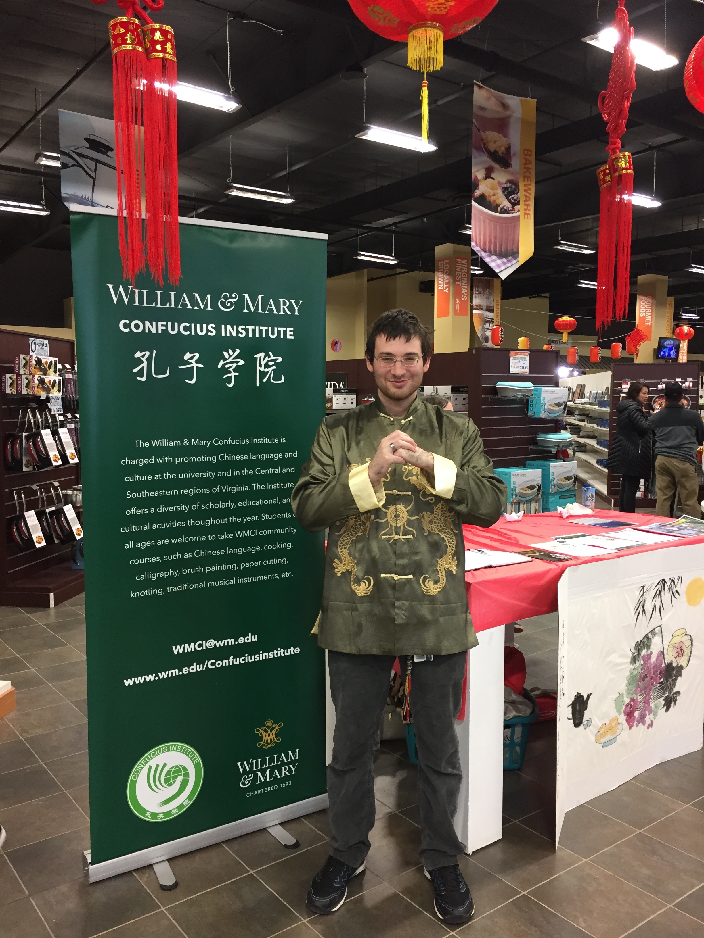 图一 Zach身着唐装在亚洲节上宣传孔院活动